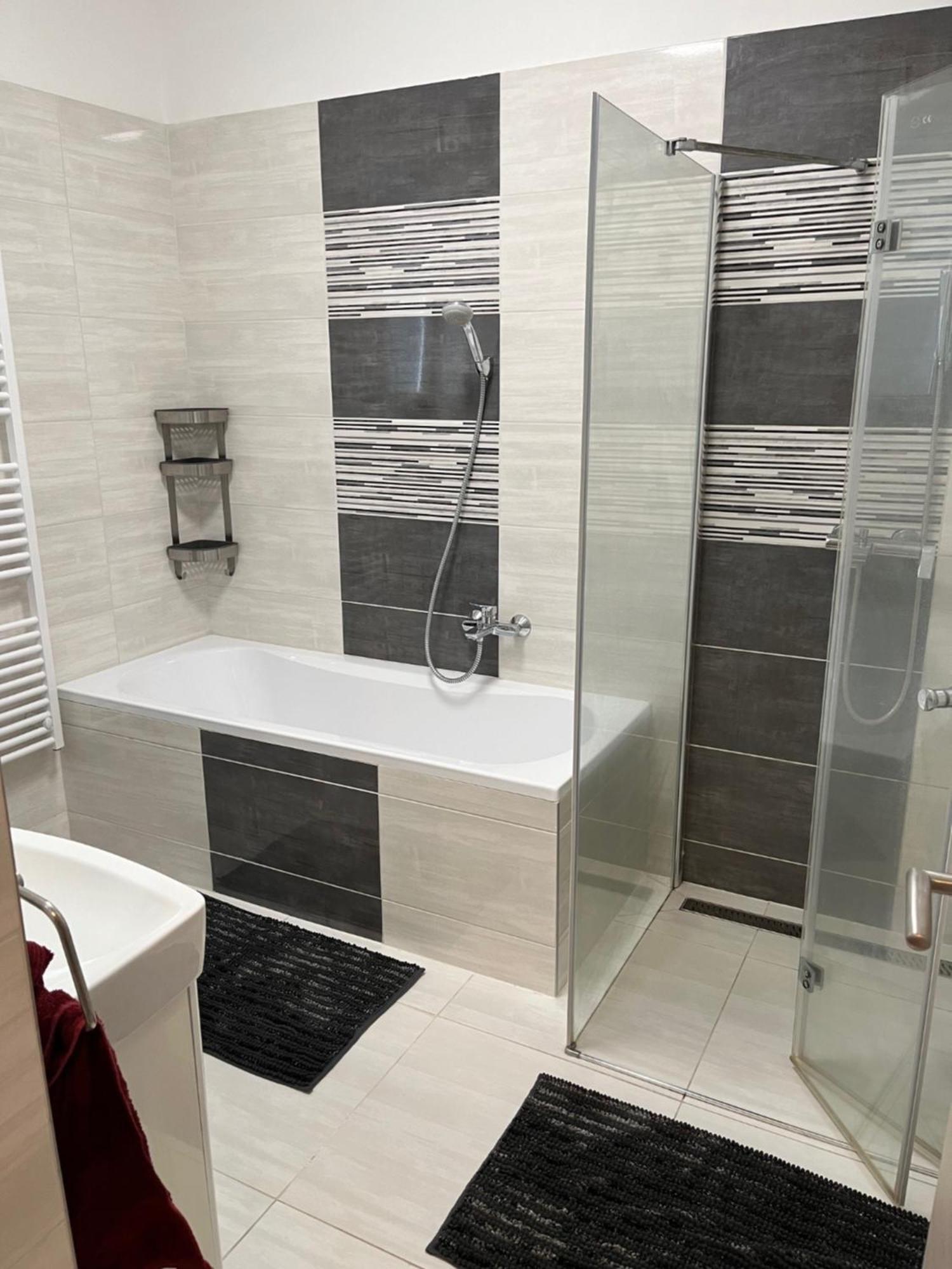 Brookforest Belvarosi Apartman Debreţin Exterior foto